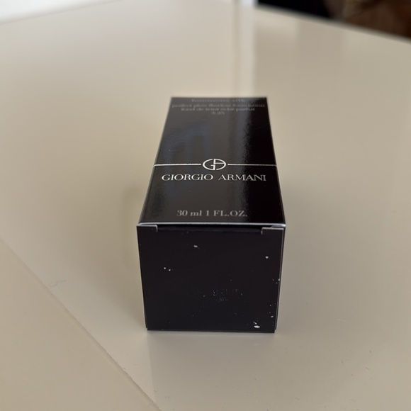 Giorgio Armani Luminous Silk Foundation - Shade 5.25 - Picture 8 of 11